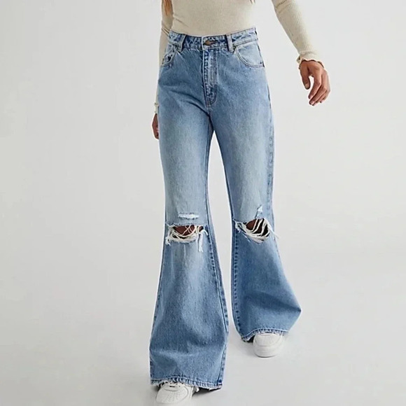 NWT Free People Rollas East Coast Flare Jeans High Rise in Byron Blue Rips 26 - Picture 2 of 12